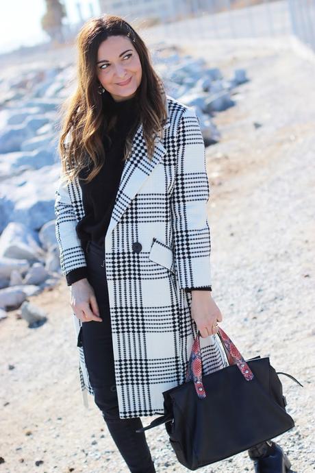 Abrigo blanco a cuadros negros Abrigo blanco a cuadros negros