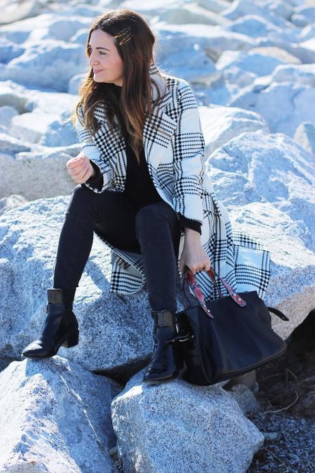 Abrigo blanco a cuadros negros Abrigo blanco a cuadros negros