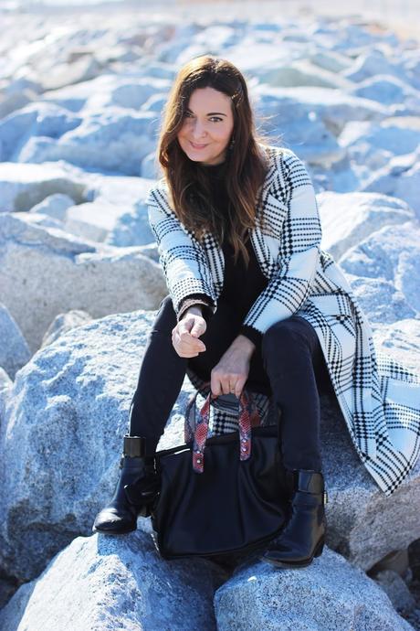 Abrigo blanco a cuadros negros Abrigo blanco a cuadros negros