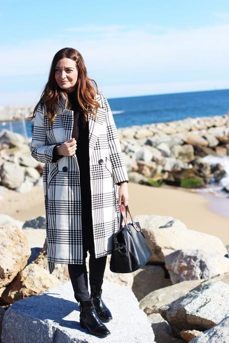 Abrigo blanco a cuadros negros Abrigo blanco a cuadros negros