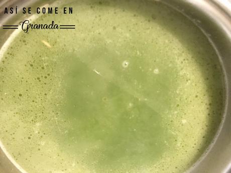 Arroz verde con espárragos y salsa azul Arroz verde con espárragos y salsa azul