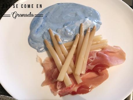 Arroz verde con espárragos y salsa azul Arroz verde con espárragos y salsa azul