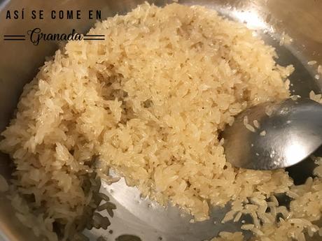 Arroz verde con espárragos y salsa azul Arroz verde con espárragos y salsa azul