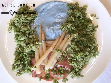 Arroz verde con espárragos y salsa azul Arroz verde con espárragos y salsa azul