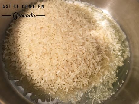 Arroz verde con espárragos y salsa azul Arroz verde con espárragos y salsa azul