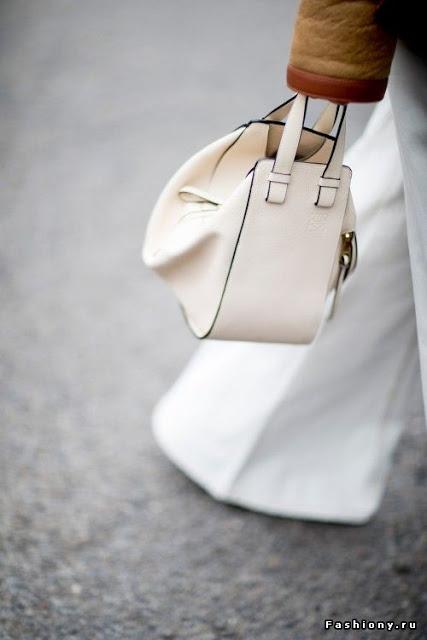 SEASONAL TRENDS; EL BOLSO BLANCO.-