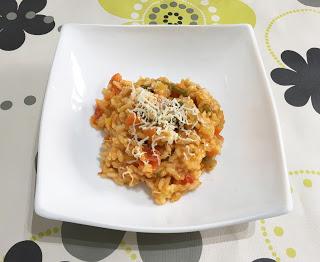 Risotto rojo con espárragos y queso