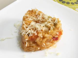 Risotto rojo con espárragos y queso