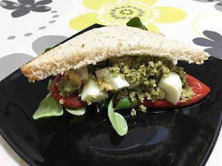 Sándwich vegetal con aguacate