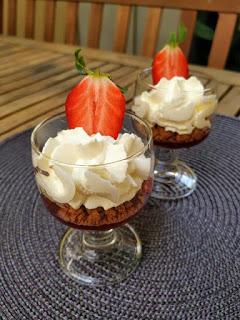 Vasitos de nata, fresas y galleta