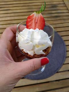 Vasitos de nata, fresas y galleta