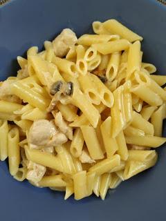 Pasta con pollo y champiñones