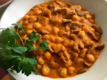 Callos veganos con garbanzos ( Guiso de setas variadas, sofrito y legumbres )