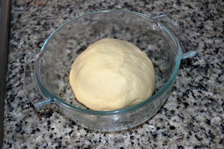 Pan relleno de salsa pesto