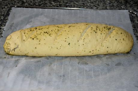 Pan relleno de salsa pesto