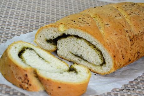 Pan relleno de salsa pesto