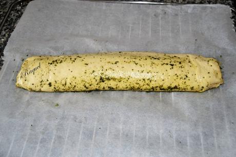 Pan relleno de salsa pesto