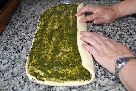 Pan relleno de salsa pesto