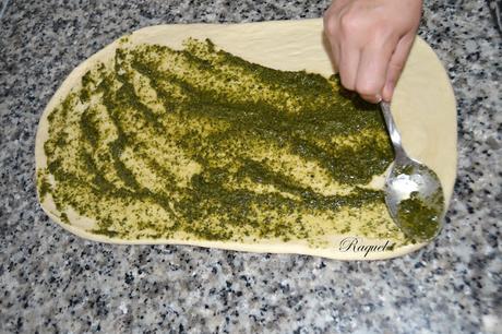 Pan relleno de salsa pesto