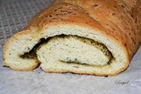 Pan relleno de salsa pesto