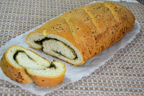 Pan relleno de salsa pesto
