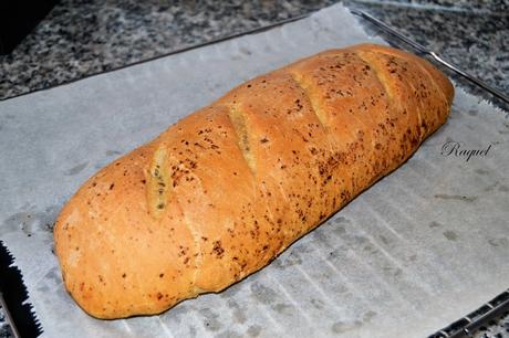 Pan relleno de salsa pesto