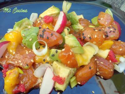 ENSALADA DE SALMÓN MARINADO EN SOJA CON MANGO Y AGUACATE ENSALADA DE SALMÓN MARINADO EN SOJA CON MANGO Y AGUACATE