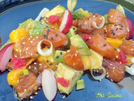 ENSALADA DE SALMÓN MARINADO EN SOJA CON MANGO Y AGUACATE