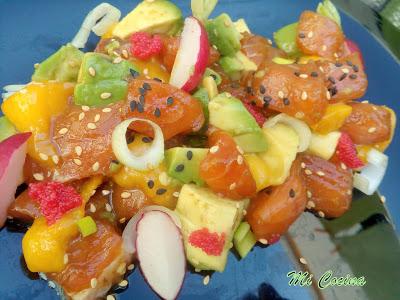 ENSALADA DE SALMÓN MARINADO EN SOJA CON MANGO Y AGUACATE