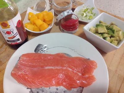 ENSALADA DE SALMÓN MARINADO EN SOJA CON MANGO Y AGUACATE
