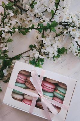 Caja con macarons y un lazo rosa