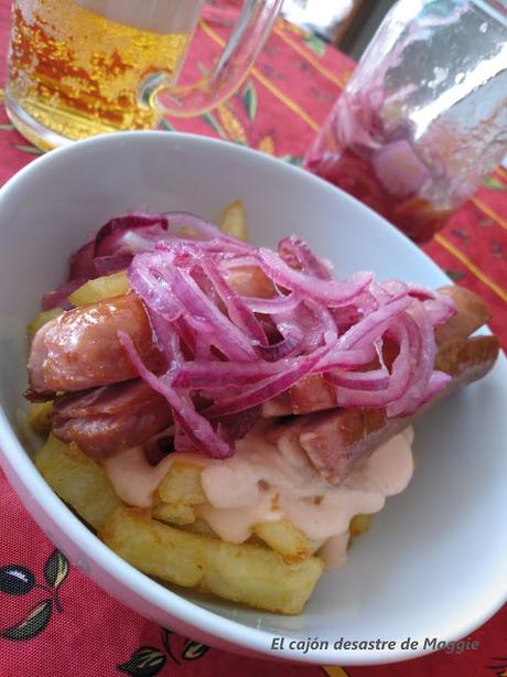 SALCHIPAPAS CON CEBOLLAS ENCURTIDAS #CocinasdelMundoQuito