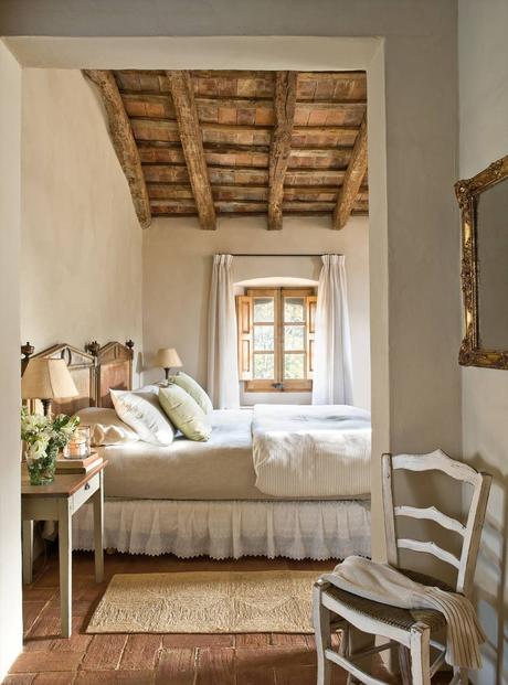 dormitorio romantico y rustico envigado de madera. Techos que enamoran