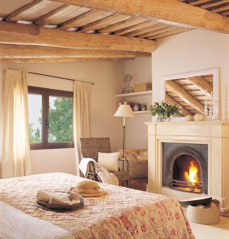 dormitorio-con-vigas-de-madera-y-chimenea-156153 3f03560d. La llama del romanticismo