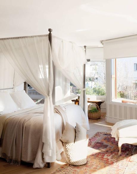 dormitorio-cama-dosel-y-alfombra-sobre-parquet-382627 b8222e48. Romanticismo enmarcado
