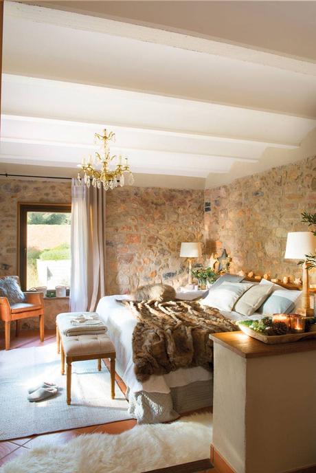 dormitorio-rústico-con-paredes-piedra-vista-lampara-techo-chandelier 471061. Texturas que abrigan
