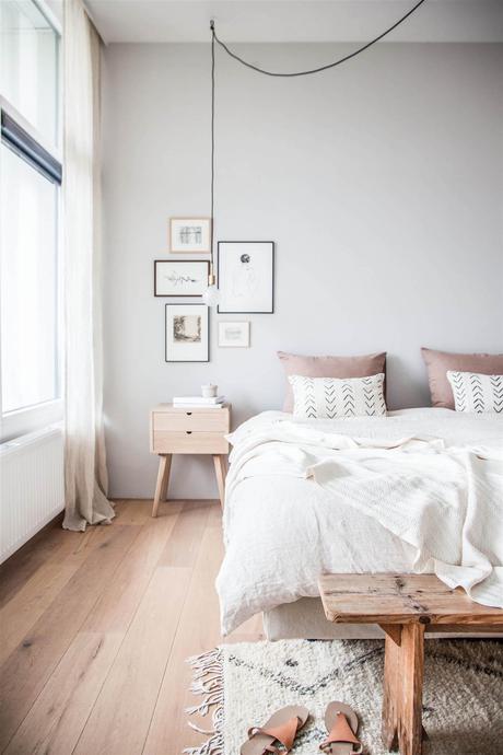 Dormitorio con pared gris claro