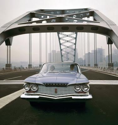 Plymouth Fury cruzando el puente de Pittsburgh