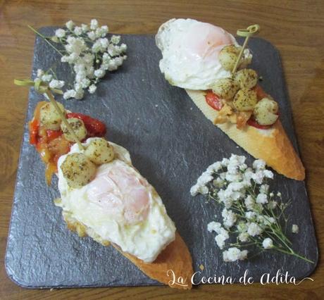 Tosta con escalibada, vieiras y huevo Tosta con escalibada, vieiras y huevo