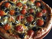 Pizza pimientos rojos tomate, cebolla berenjena