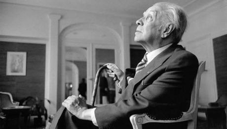 La imagen puede contener: una o varias personas e interior