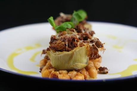 Alcachofas Rellenas de Presa Ibérica sobre Cama de Garbanzos Fritos al Aceite de Boletus