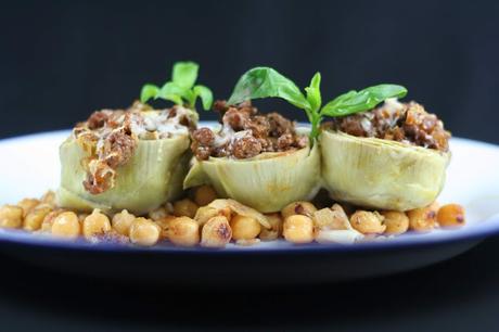 Alcachofas Rellenas de Presa Ibérica sobre Cama de Garbanzos Fritos al Aceite de Boletus