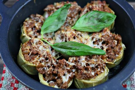 Alcachofas Rellenas de Presa Ibérica sobre Cama de Garbanzos Fritos al Aceite de Boletus