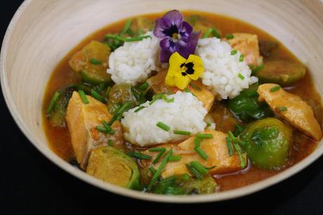 Salmón al Curry con Coles de Bruselas y Arroz