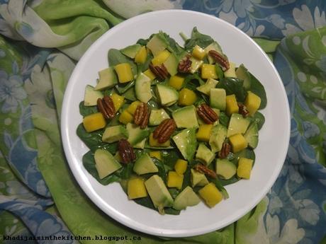 SALADE À LA MANGUE, À L'AVOCAT ET AUX ÉPINARDS / MANGO, AVOCADO, SPINACH SALAD / ENSALADA DE MANGO, AGUACATE Y ESPINACA /سلطة الافوكادو و المانجو و السبانخ