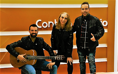 Paula Cobos con el cantante Carlos Lunas de promoción en tv de Lebrija