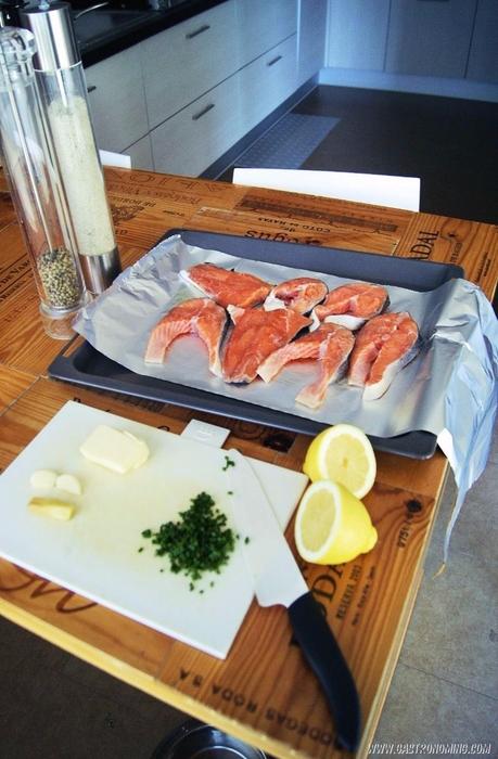 Salmón con mantequilla de ajo, jengibre y limón Salmón con mantequilla de ajo, jengibre y limón