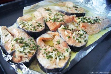 Salmón con mantequilla de ajo, jengibre y limón Salmón con mantequilla de ajo, jengibre y limón