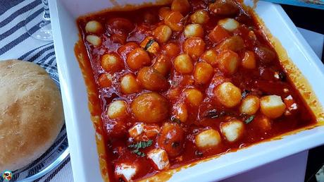 Champiñones con salsa de tomate y queso feta Champiñones con salsa de tomate y queso feta